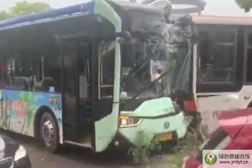 乘客拉拽驾驶员致两公交相撞最后怎么处理的